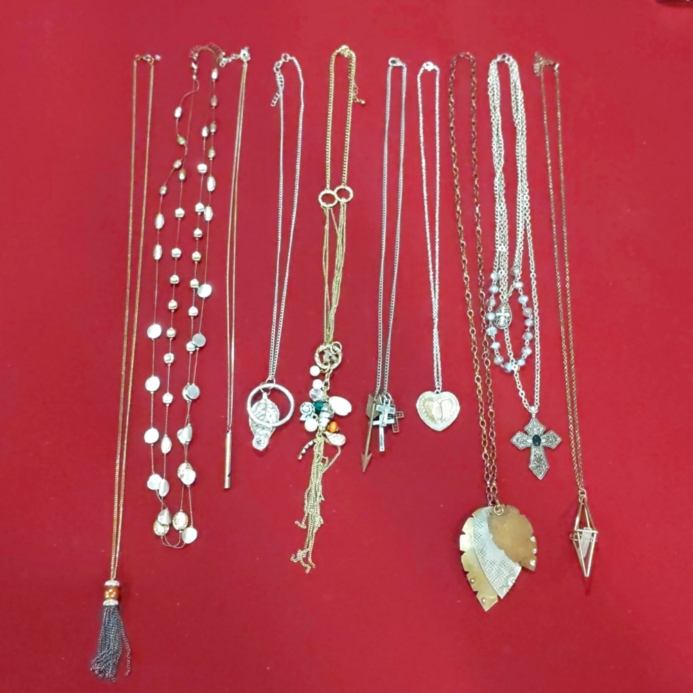 Lot of 10 Fashion Jewelry Necklaces Gold Silver Beaded Charms Hears Feathers